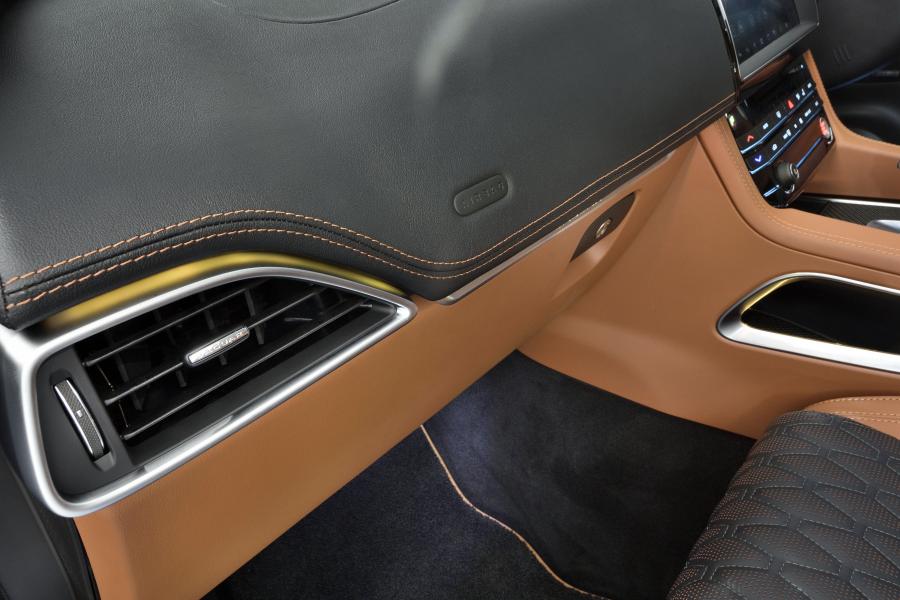 Детали интерьера Jaguar F-Pace SVR 2019 года  (ZA) (фото 6 из 30)